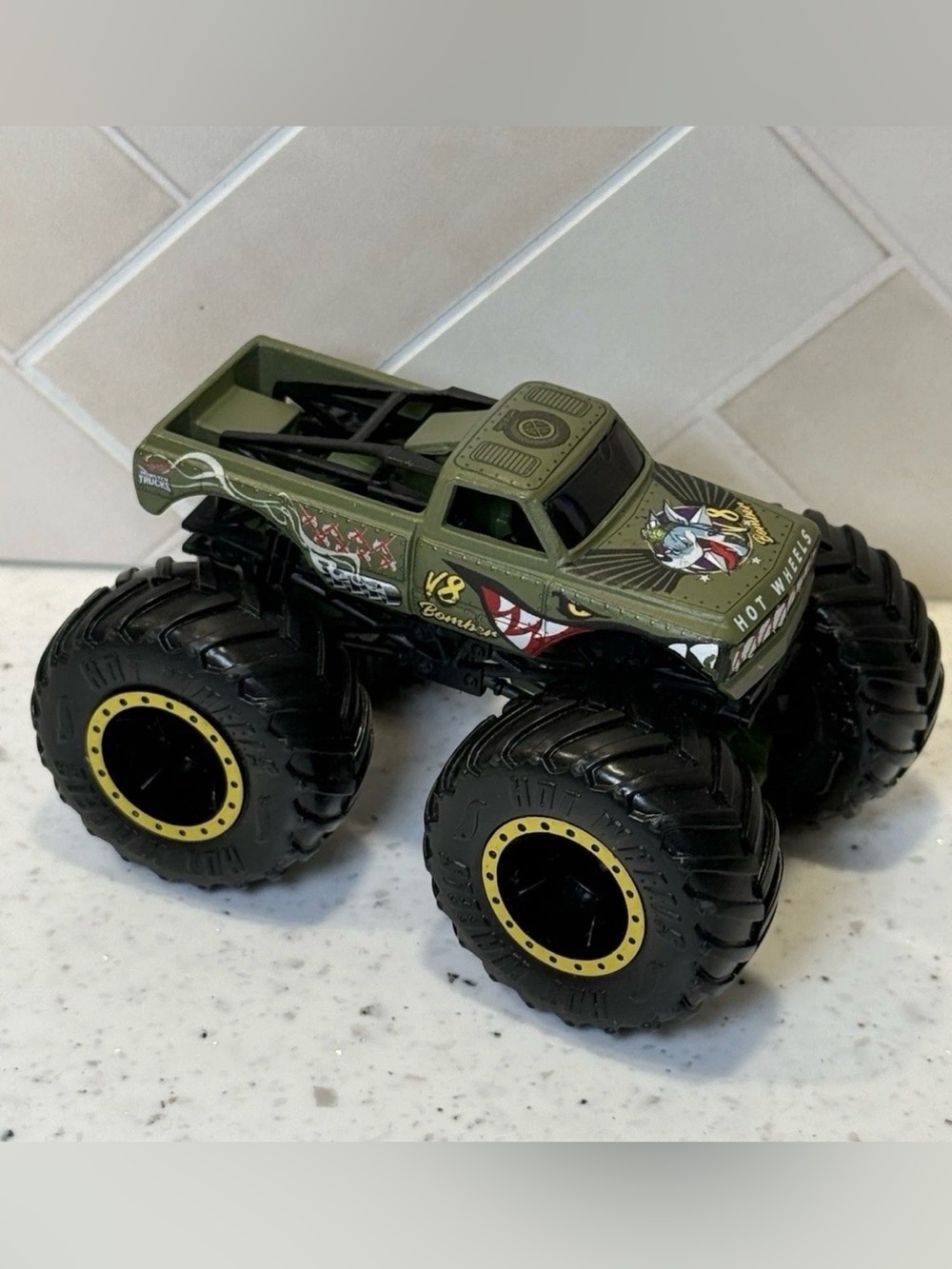 Hot Wheels Monster Trucks V8 Bomber 1:64
Army Green Monster Truck